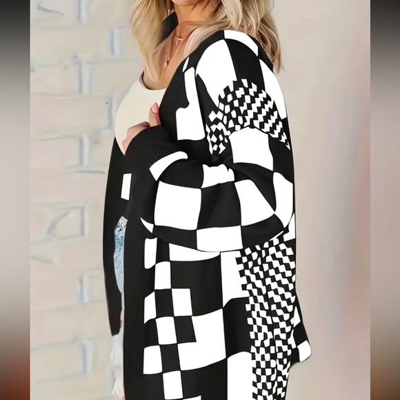 ⬇️Black and White Checkered Cardigan Sweater - Picture 4 of 7